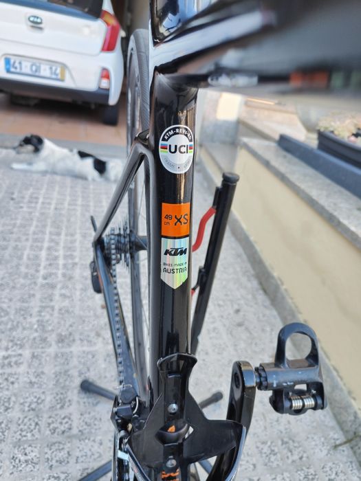 Bicicleta de estrada em carbono KTM