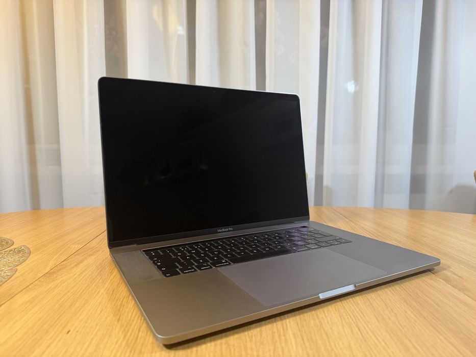 Komputer Apple Macbook Pro A1990 | i7 16 GB 256 GB Space Gray