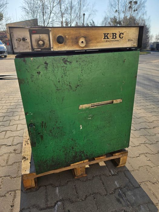 Przemysłowa suszarka piec do tworzyw sztucznych marki KBC, model KG100/250.