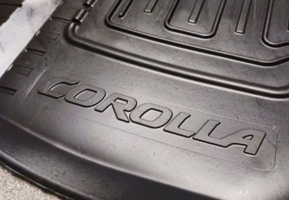 Orginalne dywaniki gumowr Toyota Corolla e21
