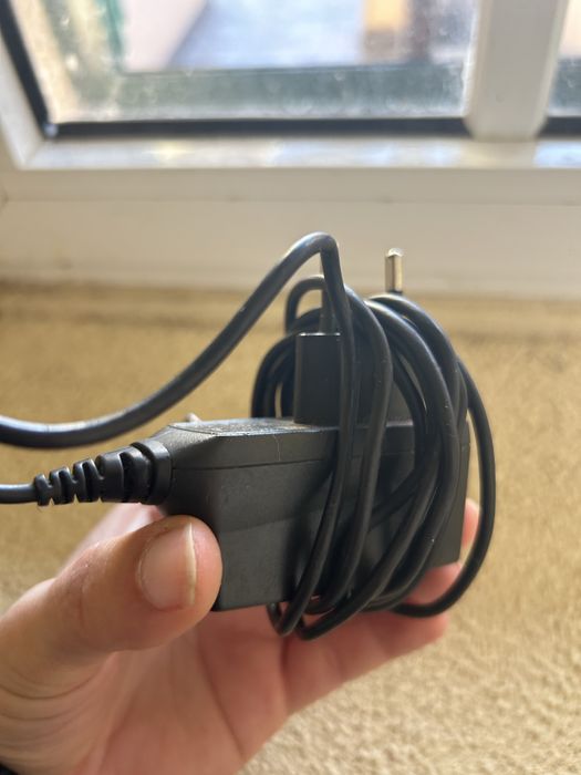 Carregador / Fonte de Alimentação Antiga com Conector DC – Não Testada