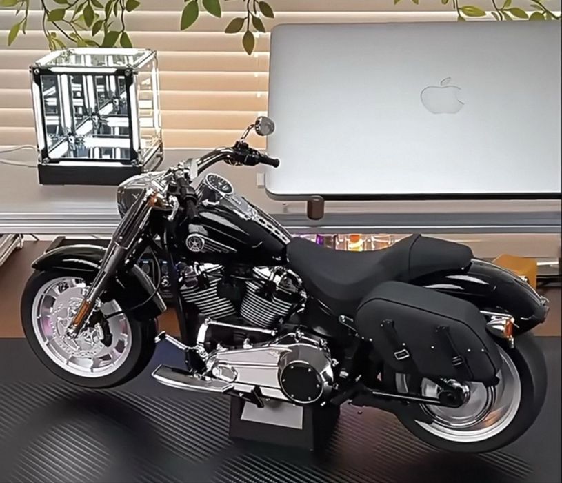 Harley Davidson FATBOY  Escala 1:6 Trabalha faz fumo, acende luzes, buzina, com amortecedores. Funciona manualmente e por comando.  Lindissima