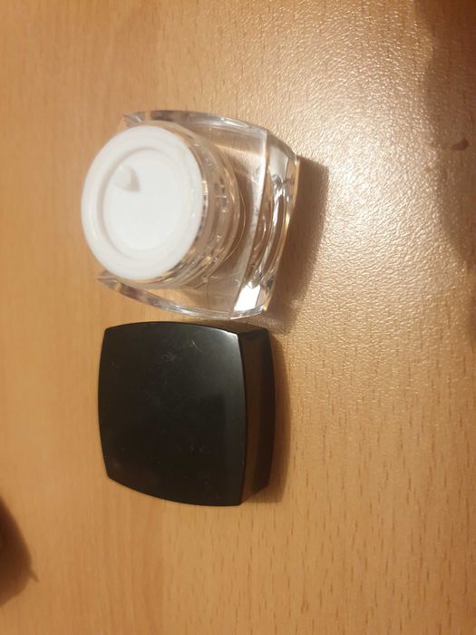 Boiões de plastico com tampa novos