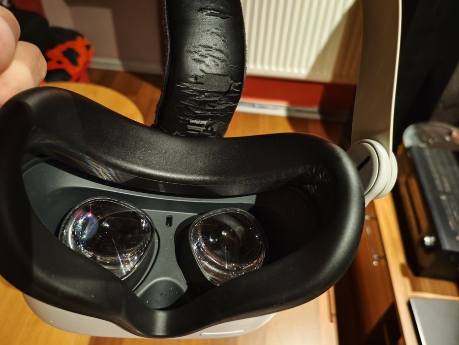 Oculus quest 2 128gb plus kiwi strap