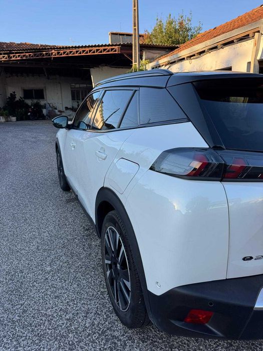 Peugeot e2008 GT branco foto 5