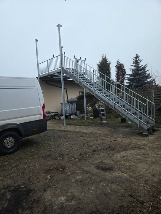 Klatka schodowa zewnętrzna z zadaszeniem.