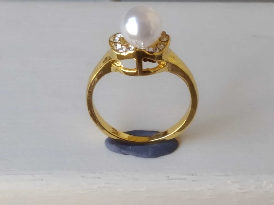 (NOVO, PORTES GRÁTIS) Anel Dourado com Zircónias Brancas e uma Pérola