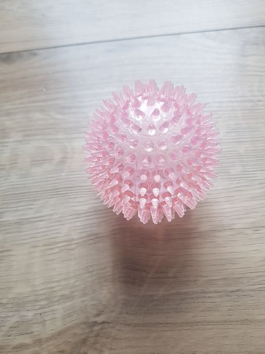 Zabawka dla psa PIŁKA PISZCZĄCA z kolcami jeżyk