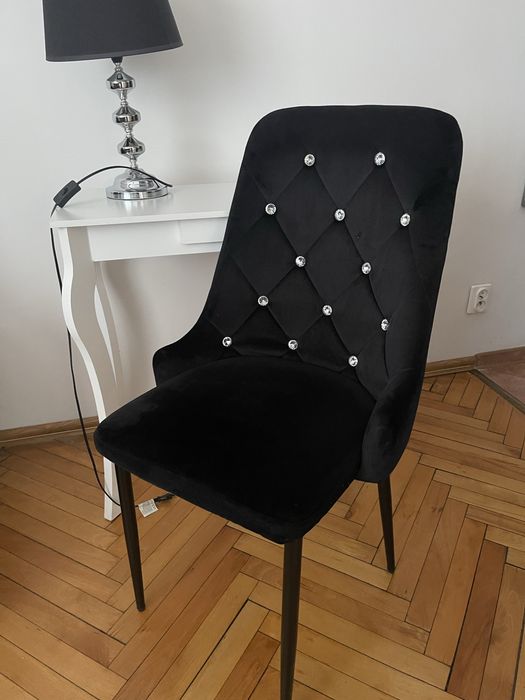 Piekne czarne welurowe krzesło z diamencikami w stylu glamour