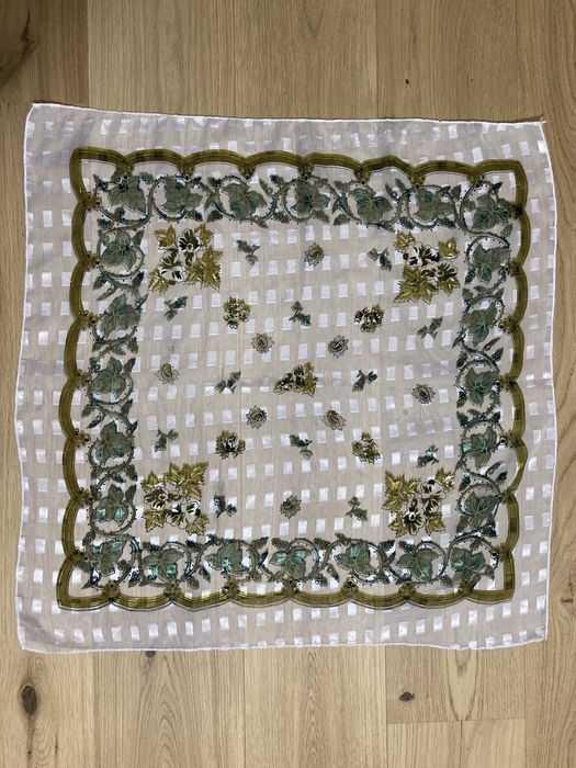 Biała chustka vinted lata 70 ? ze złotą nitką