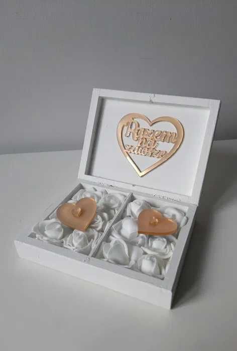 białe pudełko na koperty obrączki lustrzane złote dekory wesele ślub