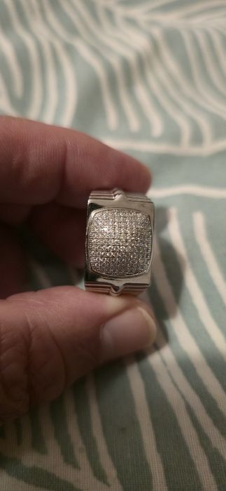Anel em prata genuína com 2,55 quilates de moissanite corte redondo.