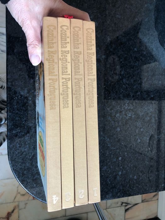 Coleção de 4 Livros 'Cozinha regional' com textos de L.Sttau Monteiro