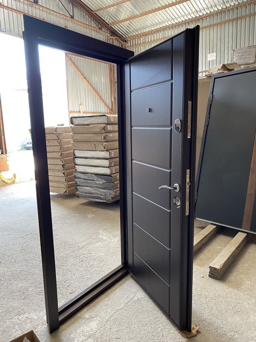 Вуличні зовнішні вхідні двері в будинок дім входные уличные двери дом