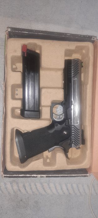 Tenho para venda estas  pistolas de co2 em otimo estado de funcionamento. Motivo pelo qual estou a vender. Investir noutro  hoby.