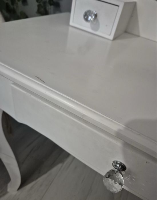 Biała elegancka i nowoczesna toaletka kosmetyczna