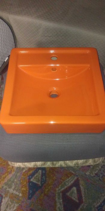 Lavatório de cerâmica para casa banho. Marca Valadares.