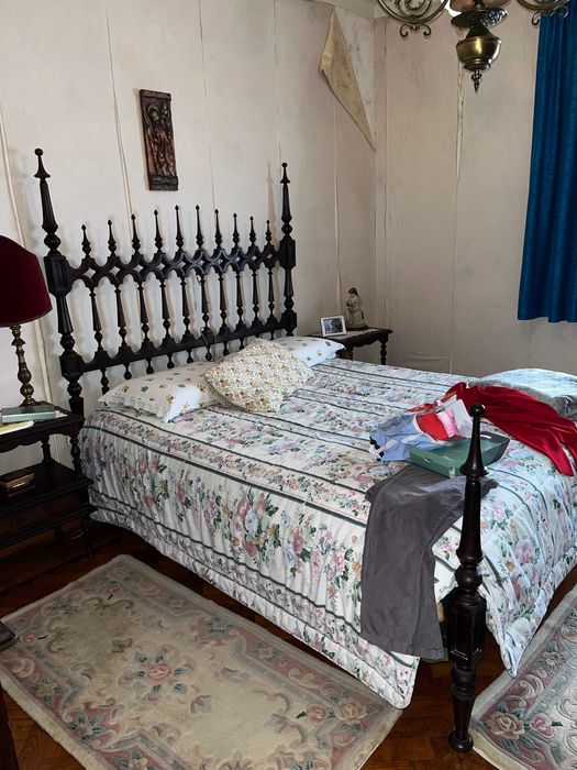 Cama, roupeiro e comoda em PAU SANTO