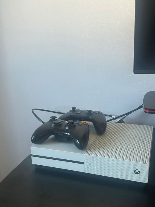 Xbox One S com conta e comando