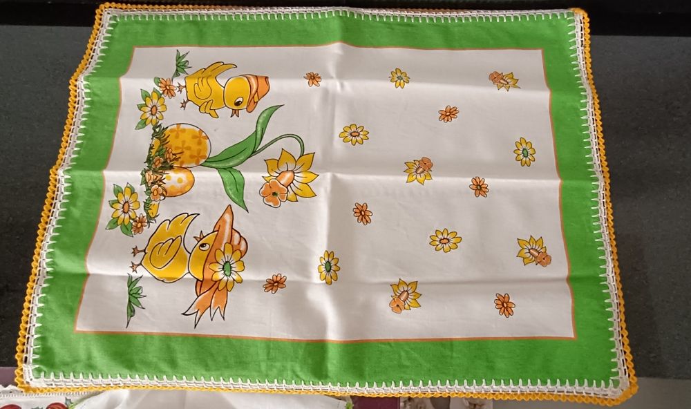 2 panos decorativos bordados a crochê