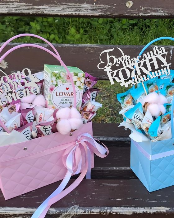 Сумка з цукерками та чаєм