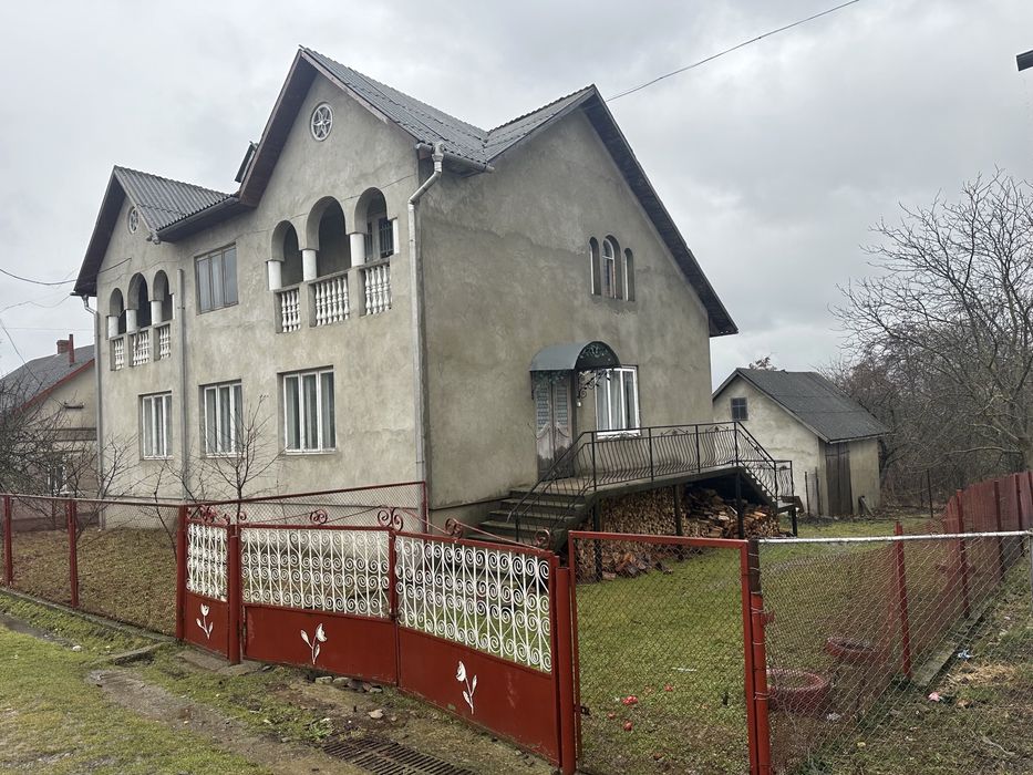 Продаж 2-поверхового будинку з гаражем  (смт. Глибока)