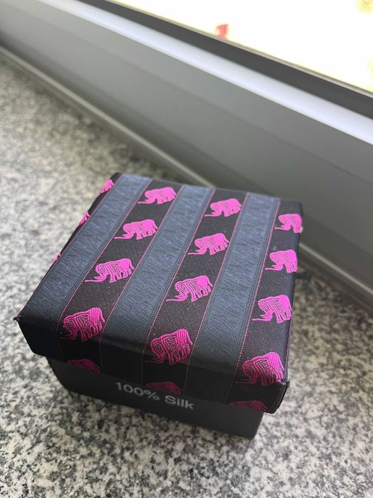 Gravata e botões Seda Elefantes Tailândia - nova, com caixa