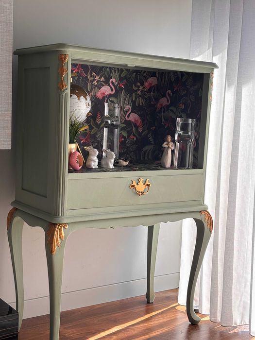 Móvel Vintage Restaurado – Peça Única com Detalhes Decorativos