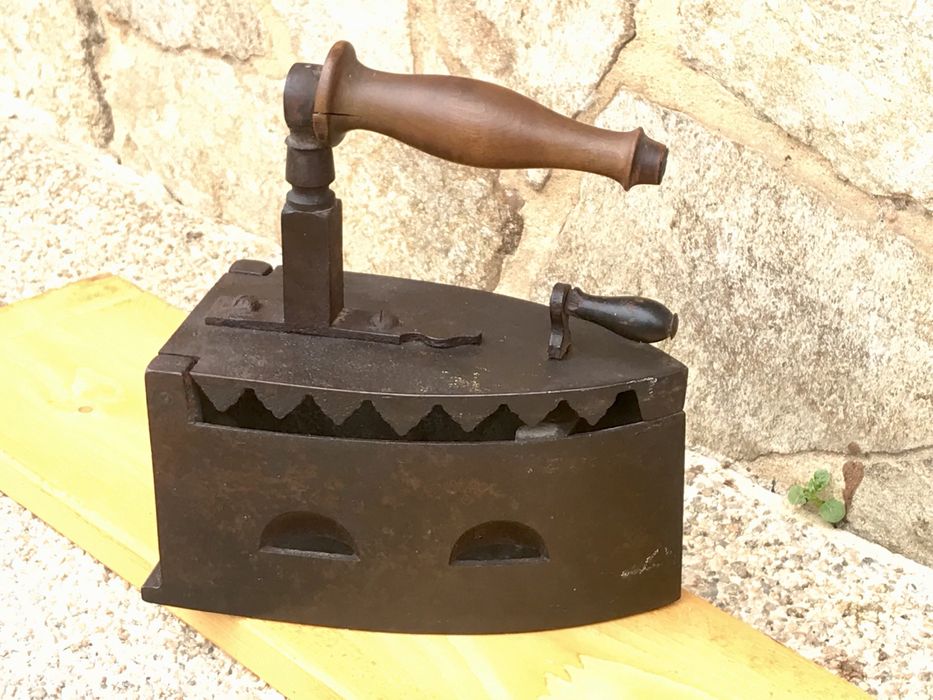 Antigo ferro de engomar