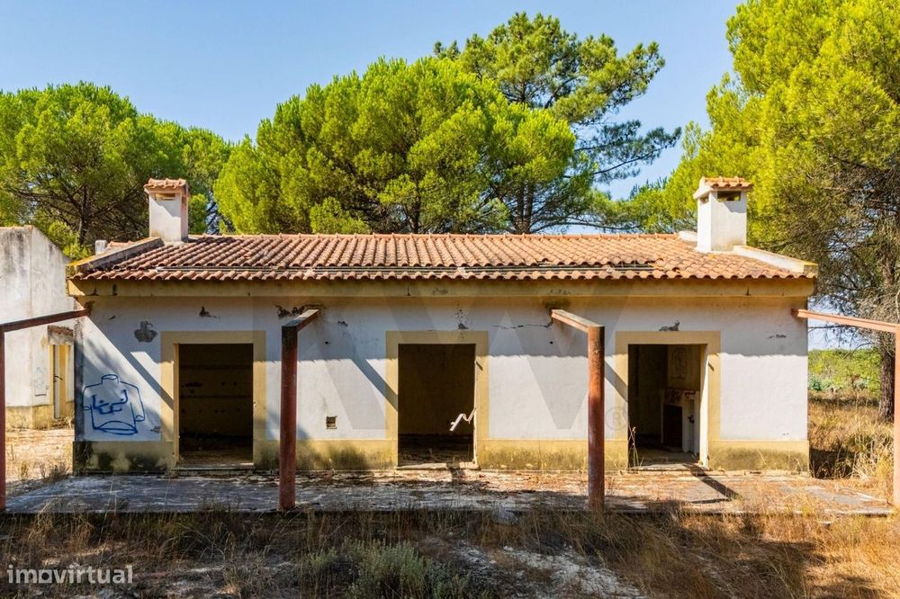 Moradia T2 térrea com 11.295 m2 de terreno — Pegões | Para reabilitaçã