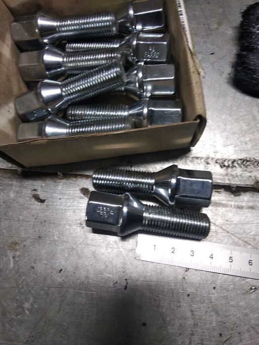 Болти гвинти колісні