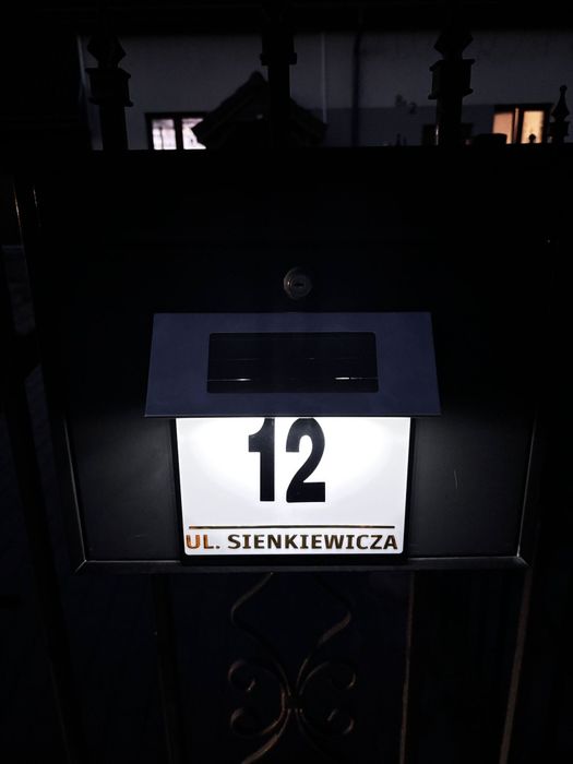 Podświetlana tabliczka LED z adresem numer domu i ulica z czujnikiem