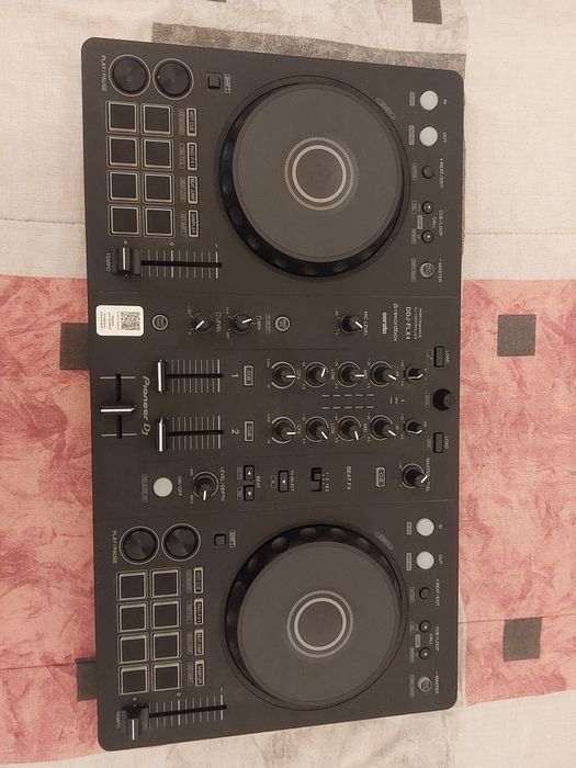 Pioneer DJ DDJ-FLX4 — Como Nova + Caixa Original e Cabo
