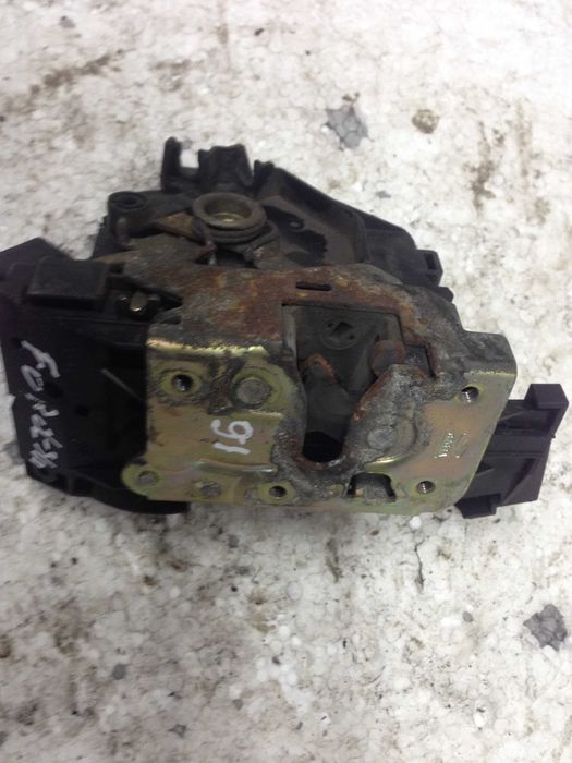 Дверной замок на Ford Focus 2 зад\прав тросиковый