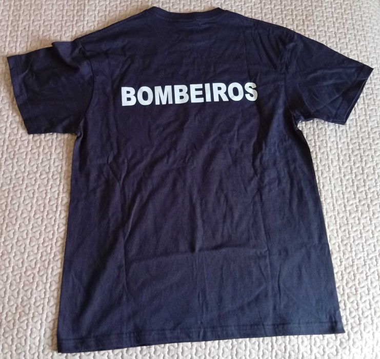 Boné Chapéu. T-shirt azul marinho. Bombeiros