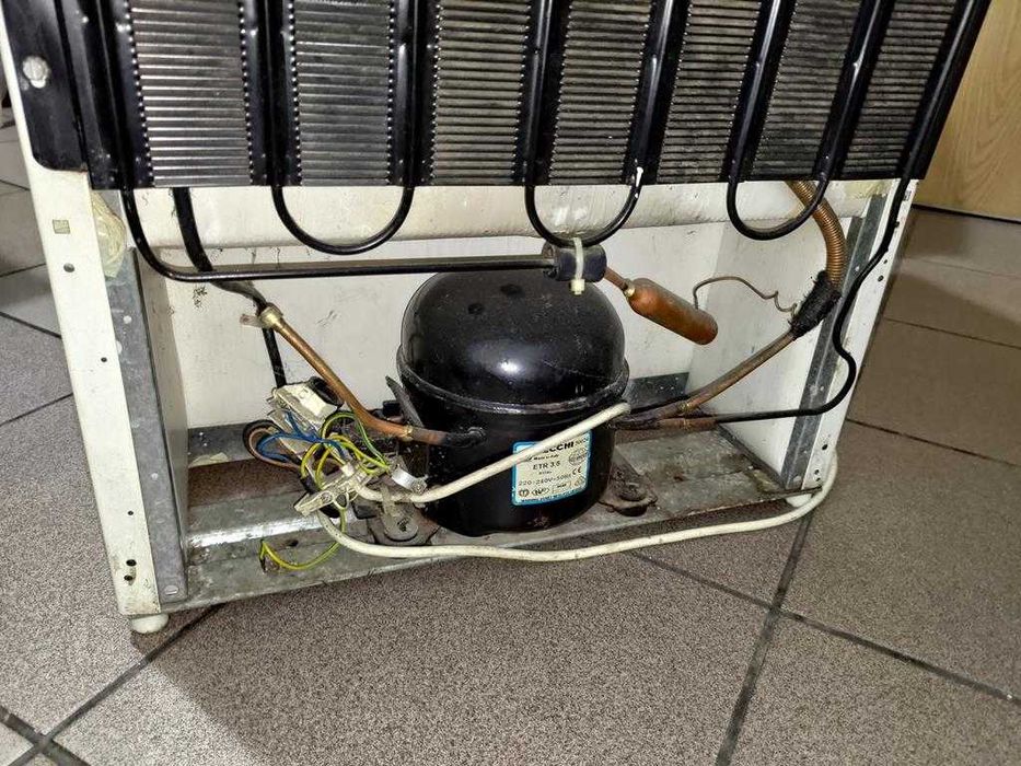 Lodówka Indesit mała na wysokość blatu ( uszkodzona )