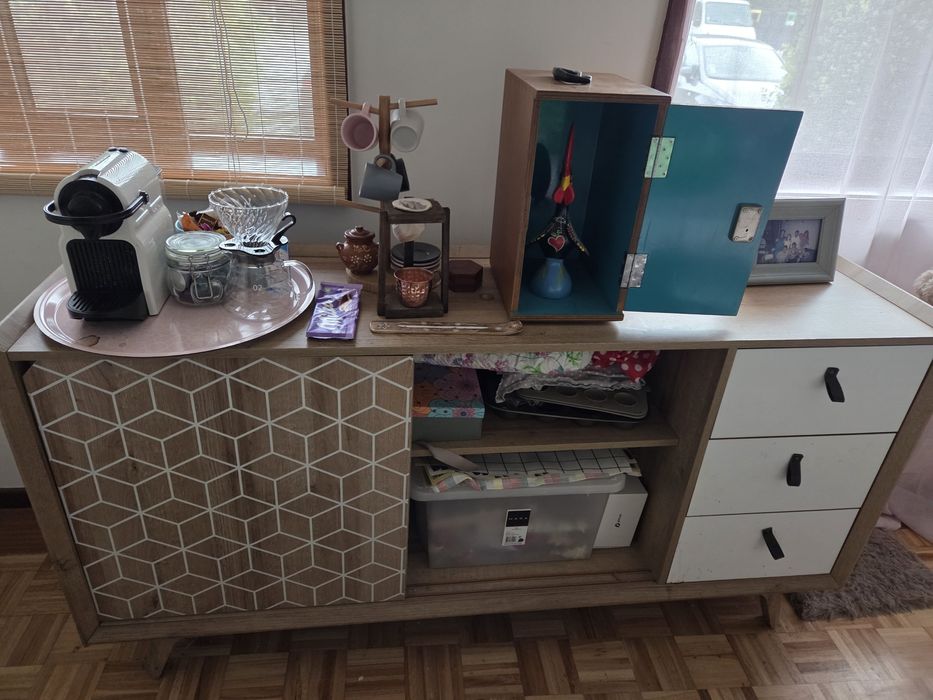 Aparador sofisticado com  4 divisões e 3 gavetas