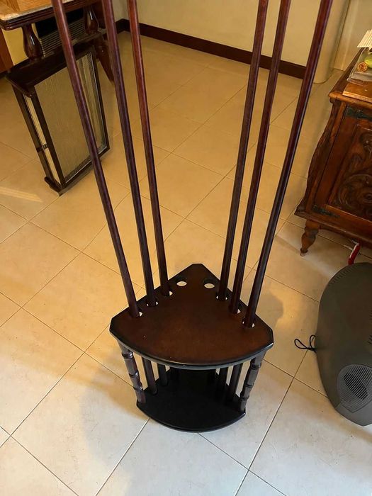 Mesa de Snooker/Bilhar com tampo em madeira e suporte tacos