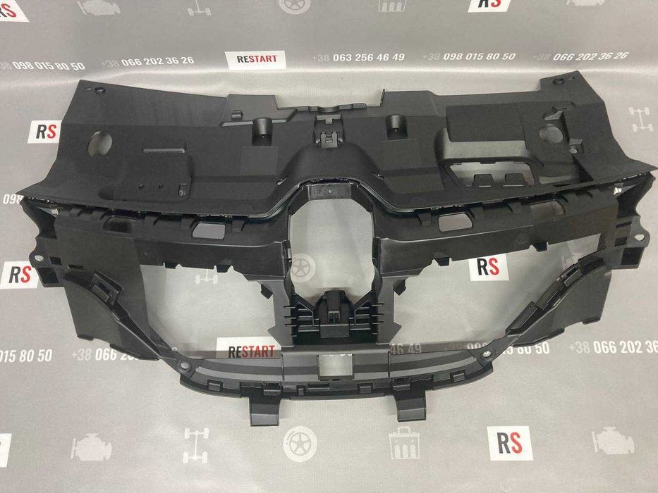 Центральний кронштейн бампера на Renault Megane 4 (Рено Меган 4)