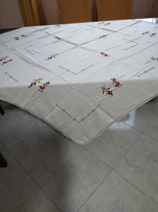 toalha de mesa bordada