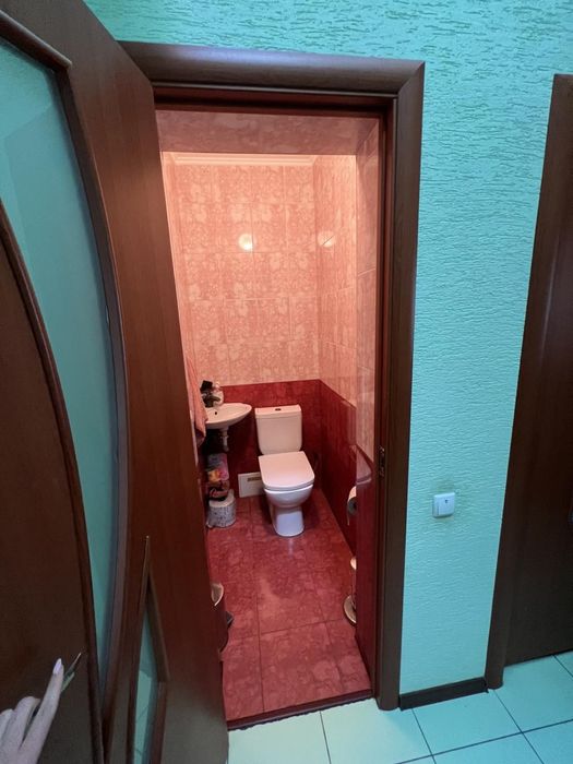 Продаж будинку з окремим гаражем