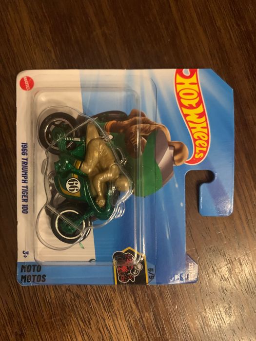 Hotweels 1966 TRIUMPH TIGER 100 treasure hunt edition verde e dourado