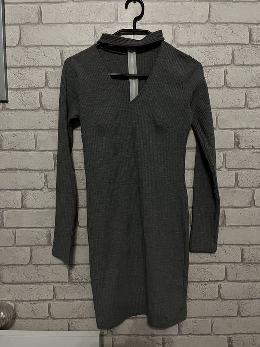 Szara prążkowana sukienka z chokerem