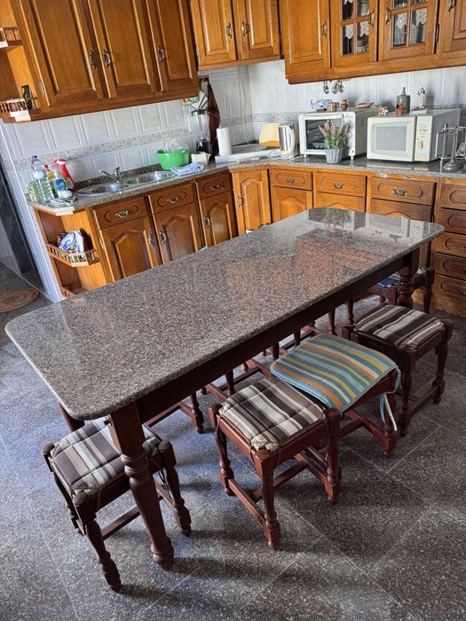 Mesa de granito + 8 bancos