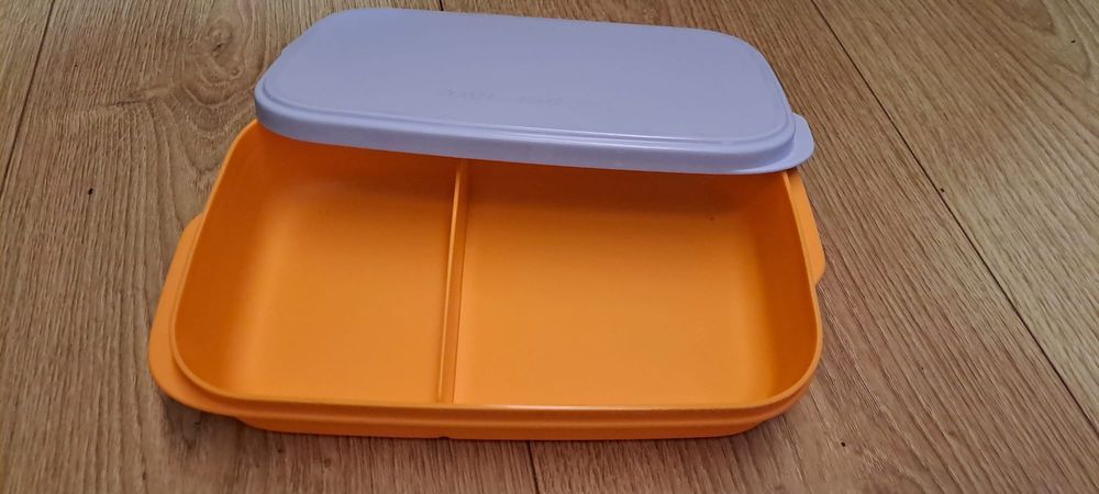 Caixa com divisórias tupperware
