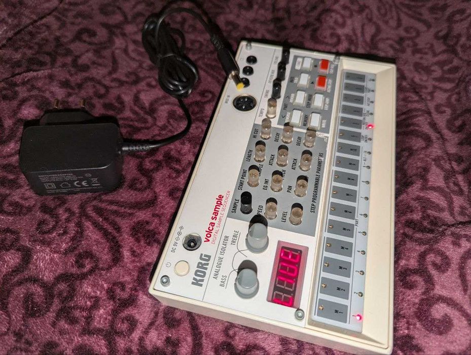 Аналоговий синтезатор Korg VOLCA SAMPLE з блоком живлення