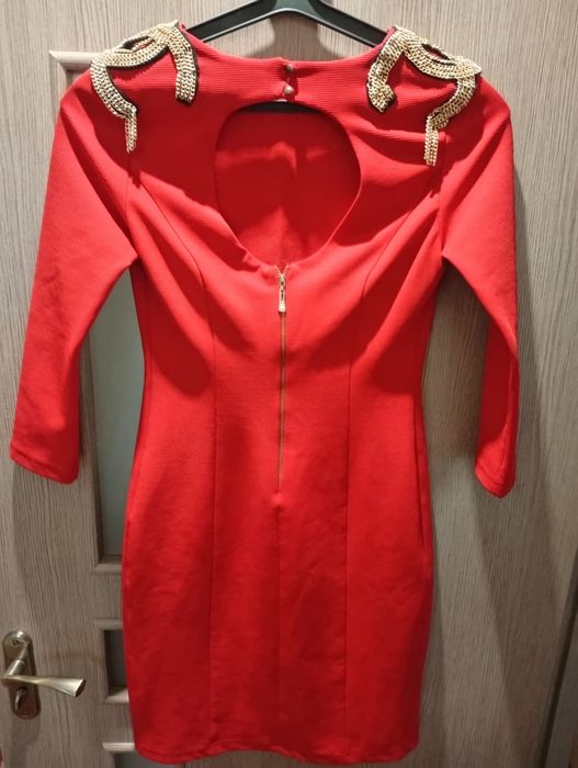 Красное платье с лампасами