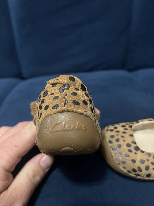 Продам детские босоножки Clarks