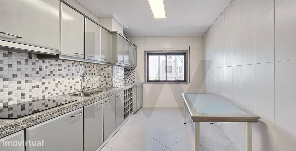 T2 Remodelado no Bairro do Alboi | Vistas de Parque e Garagem Fechada
