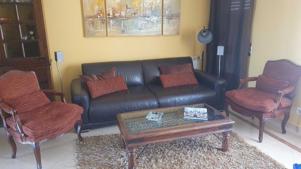 Sofá em pele, 2 cadeirões e mesa de apoio. Oportunidade